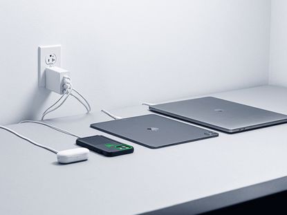 Fotografija izdelka Stenski polnilec Razer 4-port USB-C 130W GaN, 2x USB-C PD 100W, 2x USB-A, bel