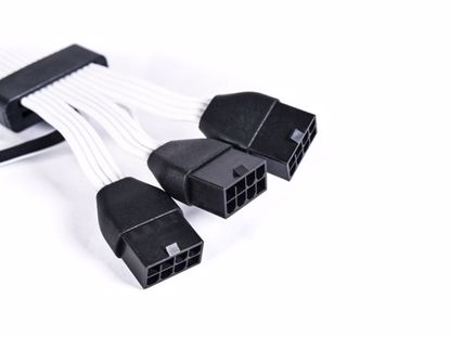 Fotografija izdelka Kabel Lian Li Strimer Plus V2 12VHPWR, 3x 8 v 16-Pin, 8 LED, 335mm, RGB, za grafično kartico